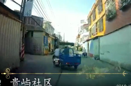 貴嶼仙馬村一地磅旁摩托車(chē)撞向變向三輪車(chē)