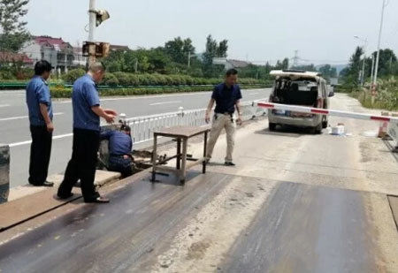 萬(wàn)佛湖治超卡點(diǎn)對(duì)電子汽車衡進(jìn)行法定計(jì)量檢測(cè)