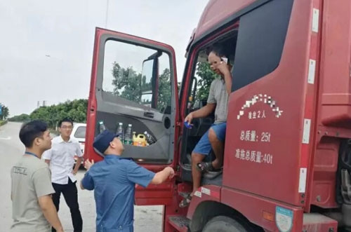 圖為交警正在攔?？梢绍囕v